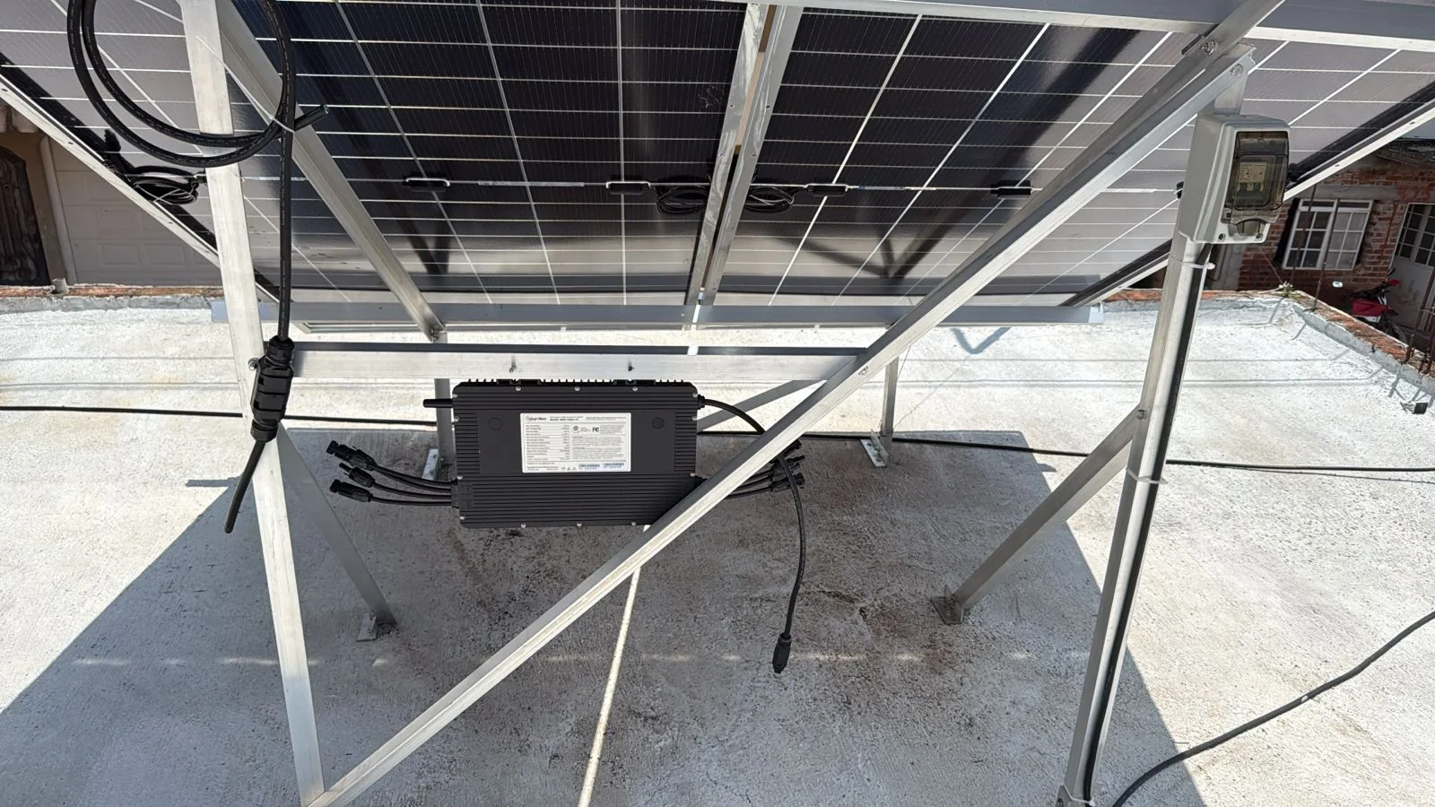 Detalle de estructura, cableado y equipo de una instalación solar de BIZAIR SOLAR